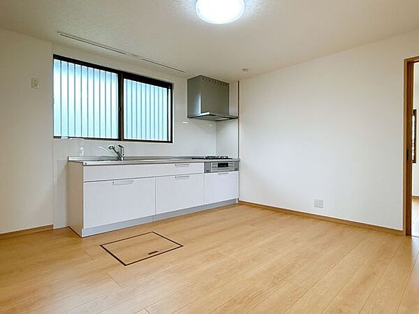 【リフォーム済】キッチン。幅のある大きなキッチンです。毎日キッチンに立つのが楽しくなりそうですね。