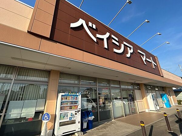 中村ストアー吉見店 【スーパー】ベイシアマート吉見店様まで4.6ｋｍ（車9分）。日々のお買い物に欠かせないスーパーが近くにあると、買い忘れがあってもすぐにお買い物できるので便利ですね。 3200m