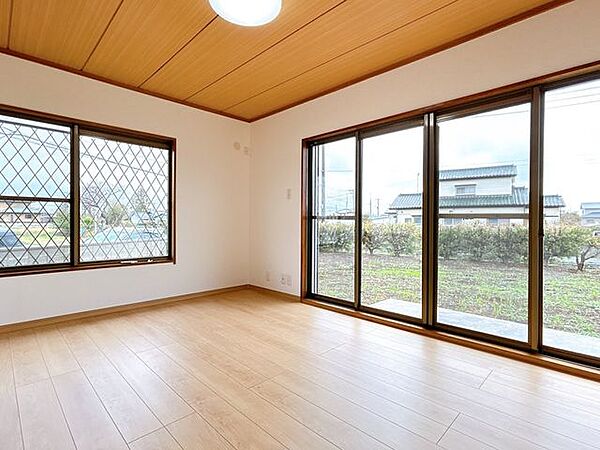 【リフォーム済】南東側洋室のお写真です。洋室に変更いたしました。二面採光ですので日当たりも風通しもよさそうですね。