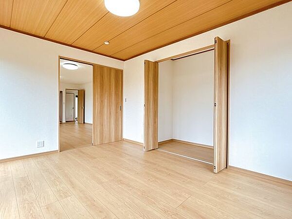 【リフォーム済】南東側洋室のお写真です。洋室に変更いたしました。リビングやキッチンまでの距離も短く、生活がしやすそうですね。
