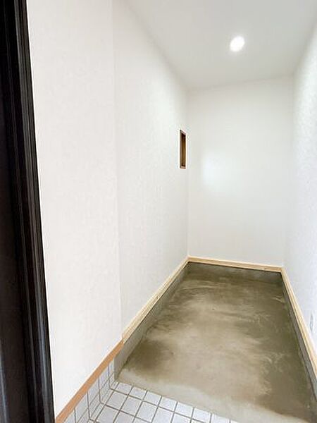 【リフォーム済】玄関土間収納のお写真です。外で使うものを収納でき、汚れても安心ですね。