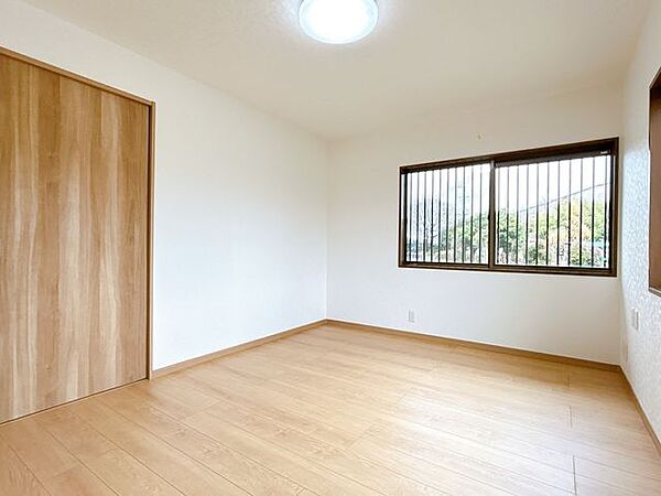 【リフォーム済】北西側6帖洋室のお写真です。洋室ですのでお掃除もしやすく助かりますね。
