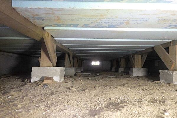 【床下】中古住宅の3大リスクである、雨漏り、主要構造部分の欠陥や腐食、給排水管の漏水や故障を2年間保証します。その前提で床下まで確認し、シロアリの被害調査と防除工事も行います。