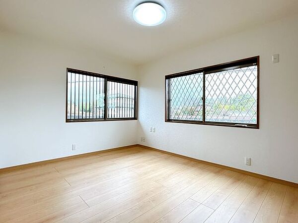 【リフォーム済】北西側6帖洋室のお写真です。二面採光ですので日当たりだけでなく風通しもよさそうですね。