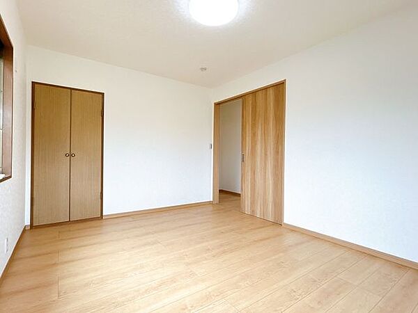 【リフォーム済】北西側6帖洋室のお写真です。ベッドを置いて主寝室にするのもよさそうですね。