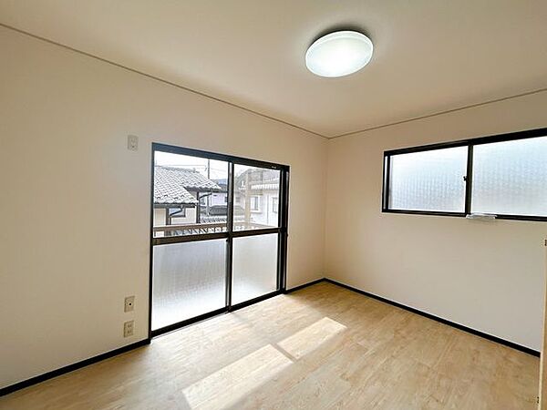 【リフォーム中】2階南西側6帖の洋室です。フロアタイルの重ね張り、天井壁クロス張替えを行いました。主寝室にもおすすめです。窓が大きく日がよく入ります。収納スペースもありますのでお洋服をたくさんお持ち…
