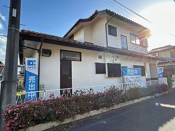 【リフォーム中】外観の別角度の写真です。外壁塗装を行いました。前面道路は約5ｍありますので、駐車やすれ違いがしやすく安心ですね。