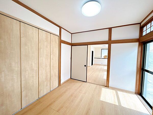 【リフォーム中】1階4.5帖和室です。洋室に変更予定です。床はフローリング仕上げ、天井壁クロスと襖は張替えを行いました。リビングからの導線もよく、襖をあけておけばお子様の様子が見られて安心ですね。
