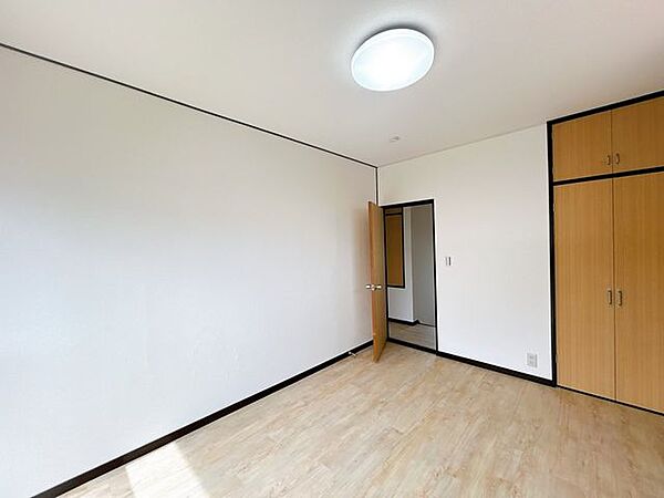 【リフォーム中】2階4.5畳の洋室です。フロアタイルの重ね張り、天井壁クロス張替えを行いました。二面採光で風通しもよさそうですね。