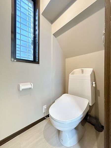 【リフォーム完成〔トイレ〕】トイレも新品交換済みです。水回りが新品で気持ちよく過ごせますね。