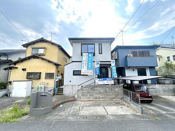 【リフォーム完成〔外観〕】外観の別角度写真です。現在は駐車横付け1台ですが、拡張して2台駐車可能に変更予定です（車種制限有）