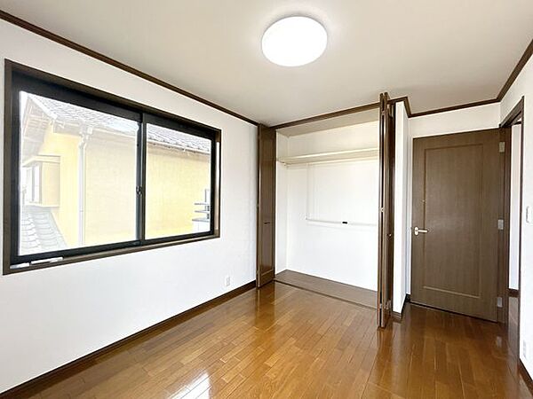 【リフォーム完成〔2階 南東側洋室〕】天井までの高さのクローゼットがございますので、たくさんのお洋服が収納できお部屋がスッキリ片付きますね。