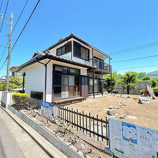 【リフォーム中5/15】外観。外壁塗装、漆喰補修を行います。前面道路は約6.2ｍありますので、駐車やすれ違いがしやすいですね。南庭で陽当たり良好なので、洗濯物も布団も一気に干せます。