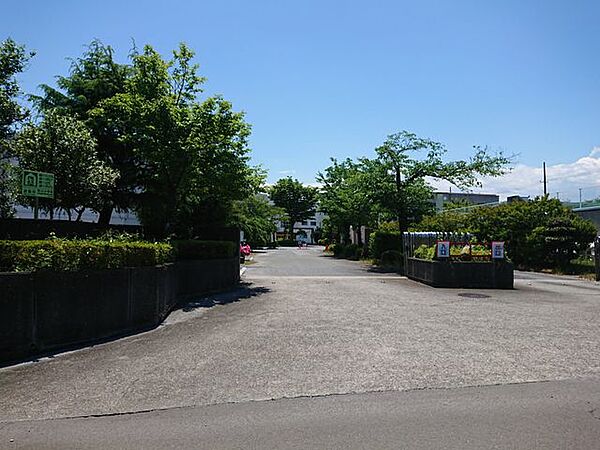 東松山市立桜山小学校 【小学校】桜山小学校まで1300ｍ (徒歩17分）。小さなお子様でも無理なく通学できる距離に小学校があるのは親にとっては安心です。