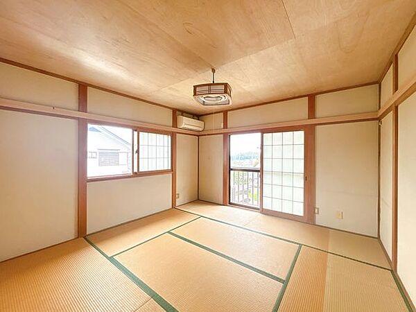 【リフォーム中9/13】2階南東側和室は約8帖の広さです。畳表替え、壁紙張替、照明交換いたします。