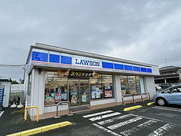 毛呂山町立川角 ローソン毛呂山旭台店様まで約700ｍ（徒歩約9分/車約2分）です。スーパーが閉まっていてもふらっと寄ることができるのは安心ですね。 1700m