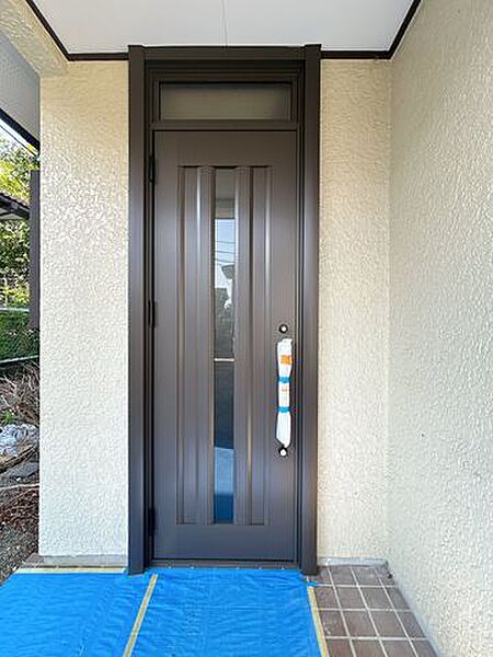 【リフォーム済】玄関。玄関ドア交換をいたしました。ドアごと交換しましたのでカギも新品になり防犯面も安心ですね。