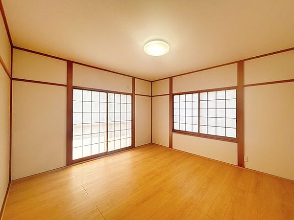 【リフォーム済】2階8帖和室の写真です。洋室に変更いたしました。床はフローリング重ね張り、天井と壁はクロス張替えを行いました。メインの寝室としてもお使いいただけます。