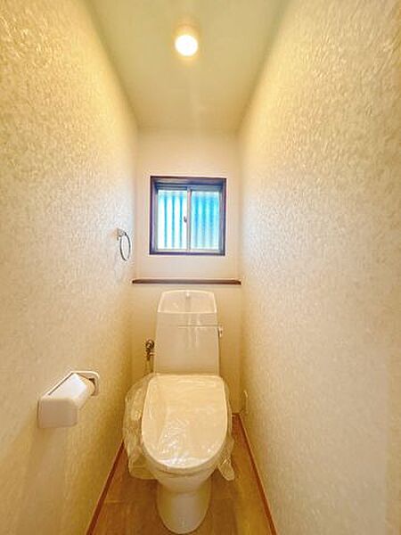 【リフォーム済】2階トイレの写真です。トイレ新品交換、壁紙張替、建具交換いたしました。