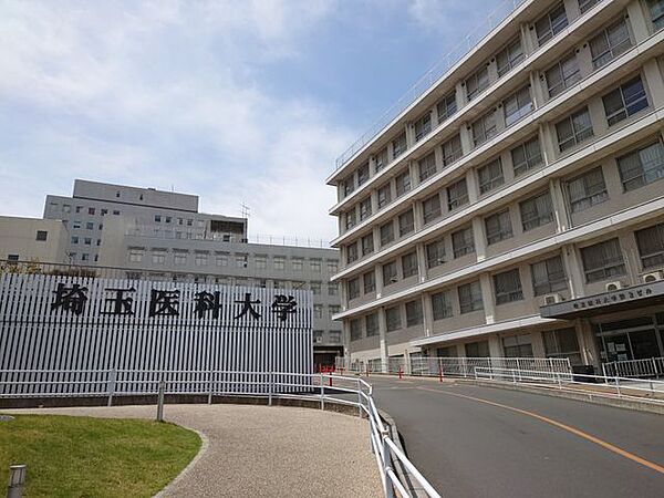 【近隣施設/病院】埼玉医科大学病院まで2600ｍ（車7分）。いざという時に病院が近いと安心ですね。