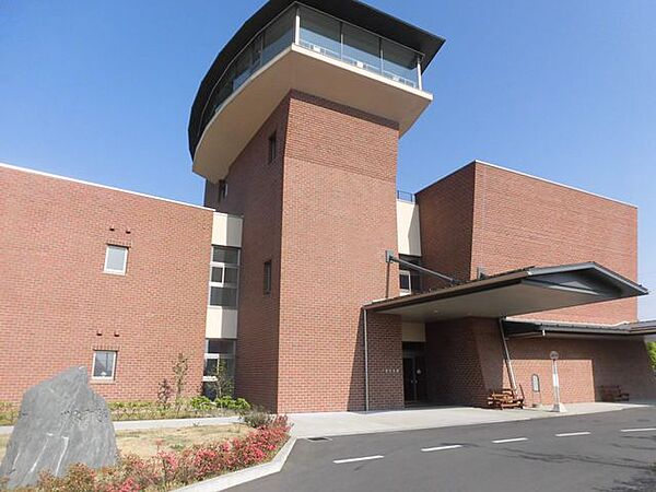 【近隣施設/市役所】川島町役場まで5300ｍ（車17分）。各種証明書類などは、ここで取得できます。税金、介護や子育て支援など利用することが多い施設が近いのは嬉しいですね。