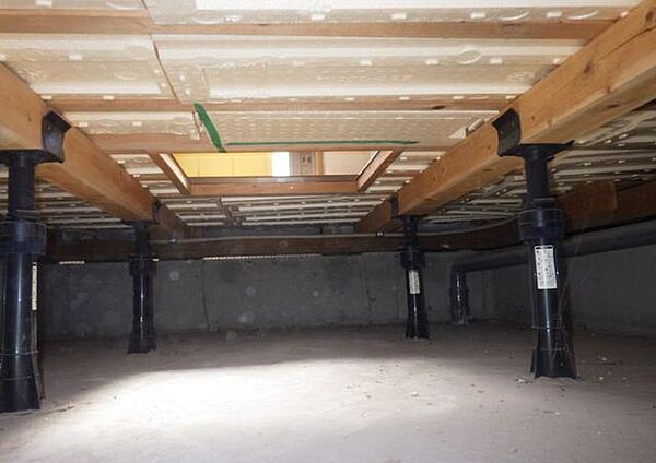 中古住宅の3大リスクである、雨漏り、主要構造部分の欠陥や腐食、給排水管の漏水や故障を2年間保証します。その前提で床下まで確認し、シロアリの被害調査と防除工事も行います。