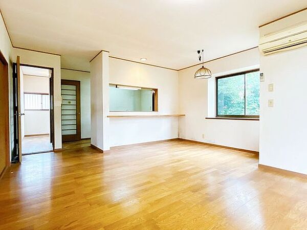【リフォーム中8/9撮影】リビングの写真です。床はフローリング重ね張り、天井と壁はクロス張替え予定です。