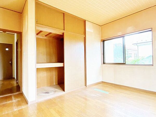 【リフォーム中8/9撮影】2階6.5帖洋室です。床はフロアタイル重ね張り、天井と壁はクロス張替え予定です。