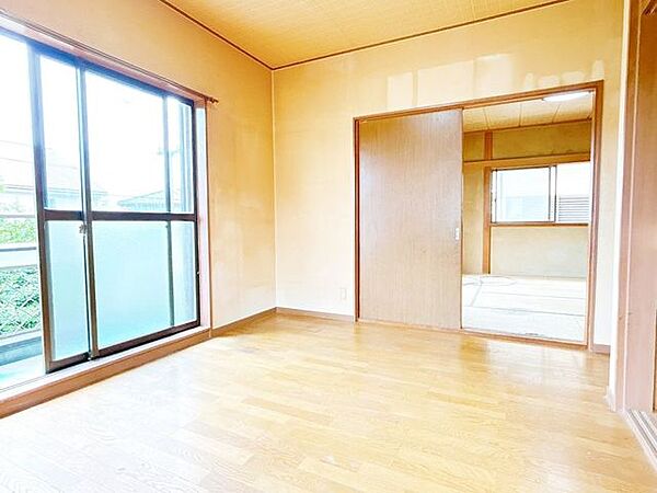 【リフォーム中8/9撮影】2階6.5帖洋室の別画角のお写真です。