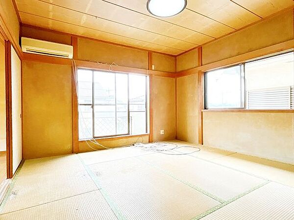 【リフォーム中8/9撮影】2階8帖の和室です。床はフローリング仕上げ、天井と壁はクロス張替え、押し入れはクローゼットに変更し洋室へリフォームする予定です。