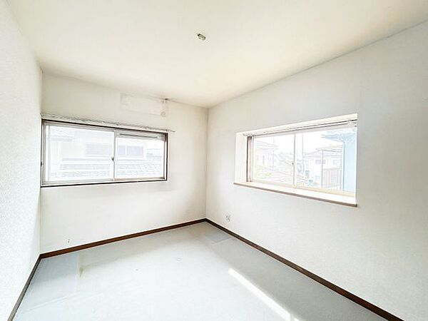 2階6帖洋室の別角度の写真です。