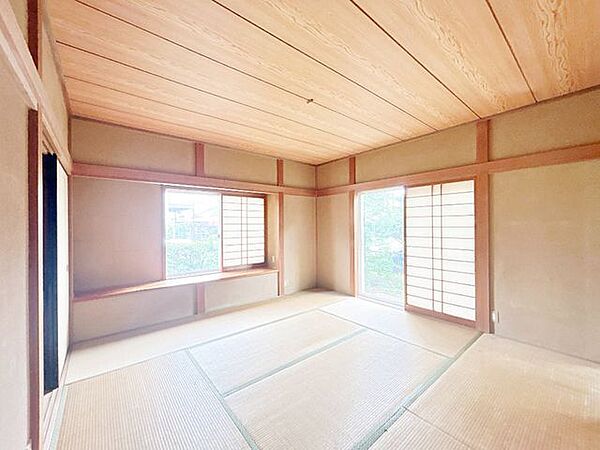【和室】南向きに加え大きな掃き出し窓もございますので、日当たりだけでなく風通しもよさそうですね。畳の上で気持ち良く自分の時間を過ごせそうですね。