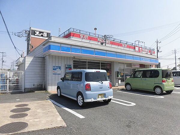 【近隣施設/コンビニ】ローソン川島町戸守店様まで550ｍ（徒歩8分）。ちょっとした買い物のときに近くにコンビニがあると嬉しいですよね。