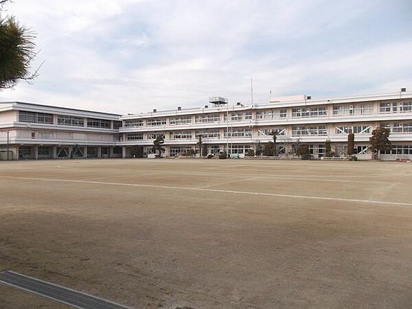 【近隣施設/小学校】川島町立中山小学校まで750ｍ(徒歩11分）。小さなお子様でも無理なく通学できる距離に小学校があるのは親にとっては安心です。