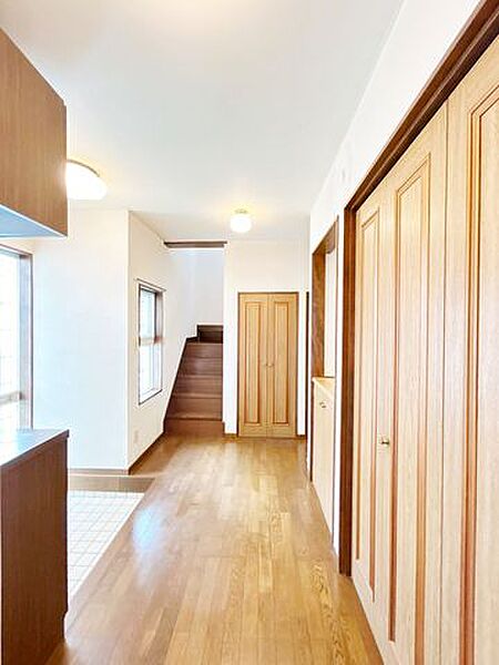 【廊下】廊下の写真です。玄関前も広くなっているのでゆとりをもって生活することができます。