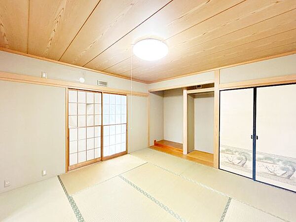【和室】南向きに加え大きな掃き出し窓もございますので、日当たりだけでなく風通しもよさそうですね。畳の上で気持ち良く自分の時間を過ごせそうですね。
