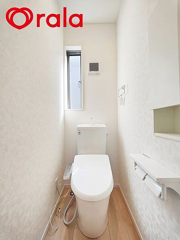 【トイレ】1階・2階にウォシュレット機能付きのトイレを完備！ペーパーホルダーが2つあるのでスマホも置けちゃう！壁に小さな収納スペースがあるので、トイレットペーパーの収納やインテリアを飾るのにも便利♪