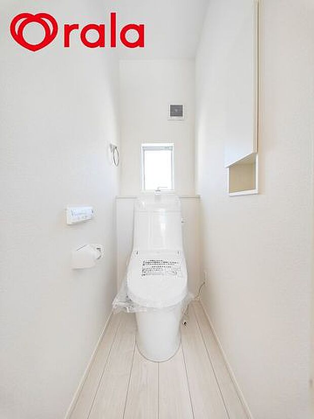 【トイレ】温水洗浄暖房便座！手すり・サニタリー収納、タオル掛けなど便利な設備付き！