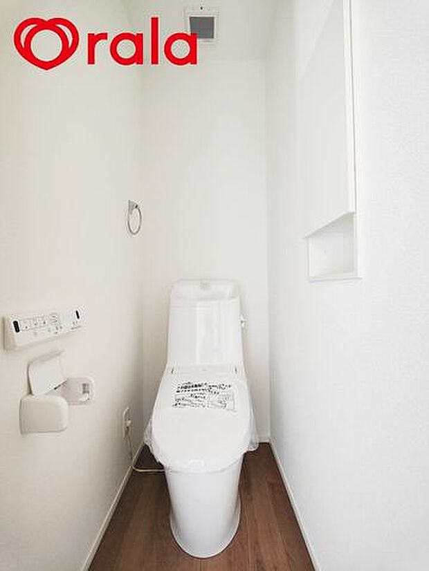 【トイレ】温水洗浄暖房便座！手すり・サニタリー収納、タオル掛けなど便利な設備付き！