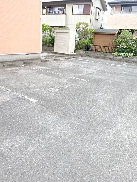 画像13:駐車場