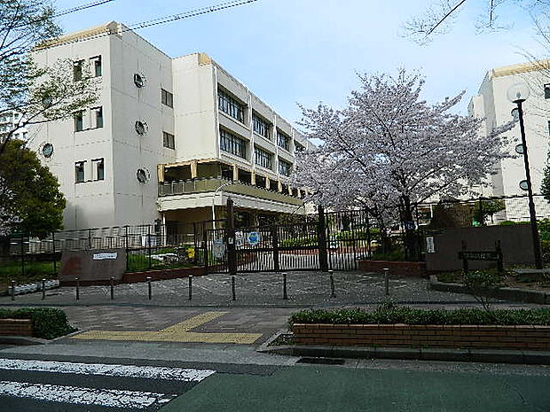 神戸市立義務教育学校港島学園（384m）