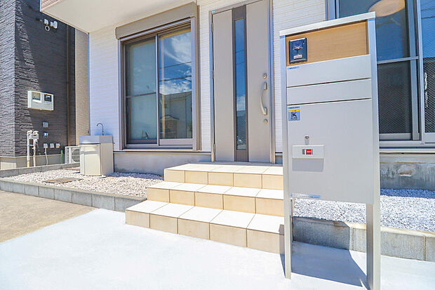 【宅配ボックス】好きな時間にいつでも荷物を受取れるため、到着時間を気にして自宅で待機したり、再配達の連絡をする手間がかかりません。共働きなど不在が多い方、ネット通販の利用が多い方に大変便利♪