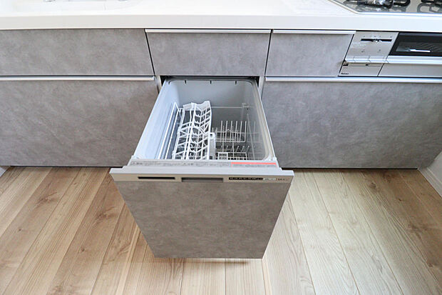 【ビルトイン食器洗乾燥機】食器洗いのわずらわしさから開放してくれる嬉しい設備。後片付けの手間を減らし奥様の時間を有効活用できます。お湯と洗剤を使う機会が少なくなるため、手荒れ防止にも♪