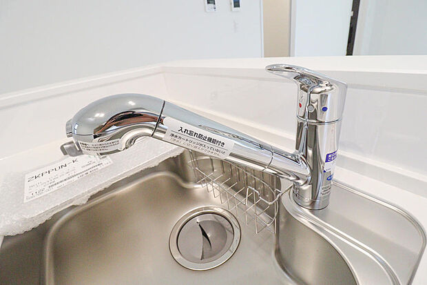 【浄水器一体型混合水栓】一つの蛇口で「原水(水道水)」「シャワー」「浄水」を切り替えられる、浄水器を内蔵した混合水栓です。浄水は、水栓本体の首部分に付属のカートリッジをセットして使用します♪