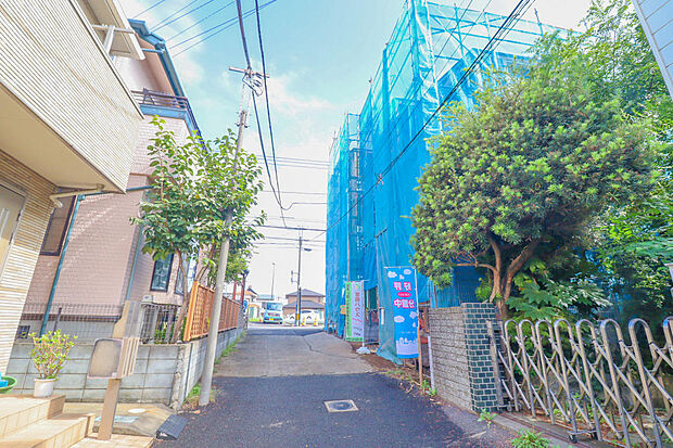 【全面道路は私道4m】車通りの少ない閑静な住宅街に立地。小さいお子さんがいるご家庭でもご安心いただけます♪