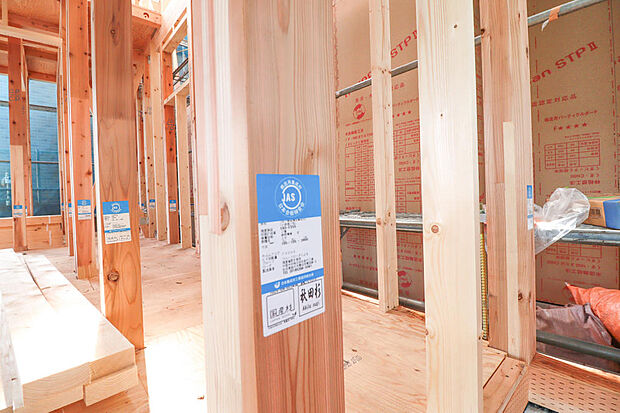 【木材には秋田の国産スギを使用】また地面から1m以内の柱や土台にシロアリの侵入防止の防蟻処理をしており、その薬剤効果として施工から5年保証付いております♪