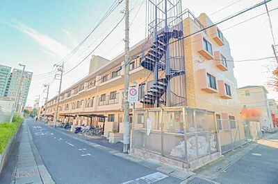 外観：大宮駅徒歩16分の好立地でありながら、お買い物などに便利な施設もすぐ近くに御座います。このマンションの住みやすさを感じてください。