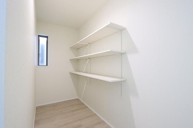 キッチン裏収納