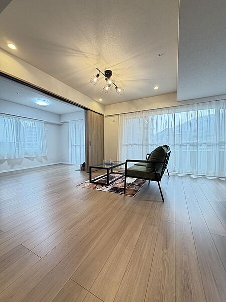 隣室の洋室を解放すれば、リビングと一体感となる広さを演出できます！