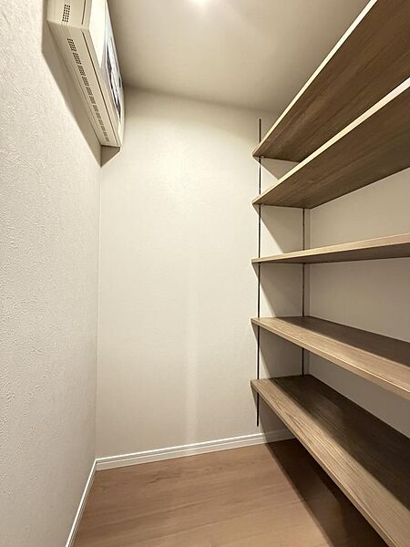 廊下にある大型収納庫になります！多目的にご利用下さい。